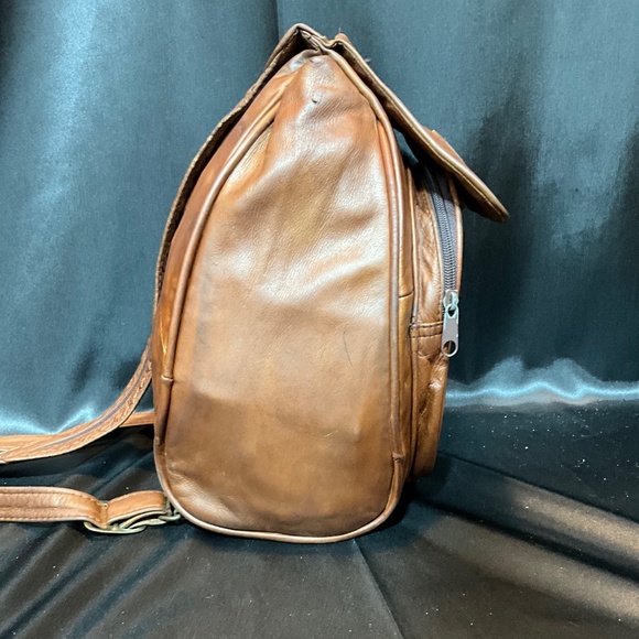 Golden Duck leather backpack/shoulder bag.   5-H7Ca - Picture 9 of 10